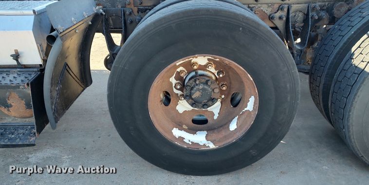 image for item LF9538 2007 International 8600  semi truck