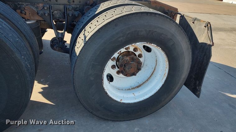 image for item LF9538 2007 International 8600  semi truck