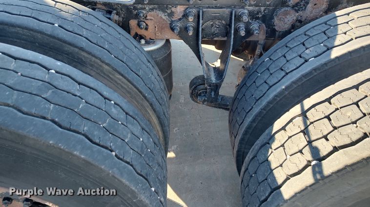 image for item LF9538 2007 International 8600  semi truck