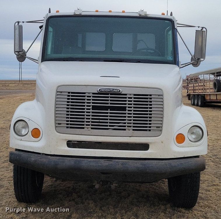 image for item LG9400 2004 Freightliner  flatbed truck