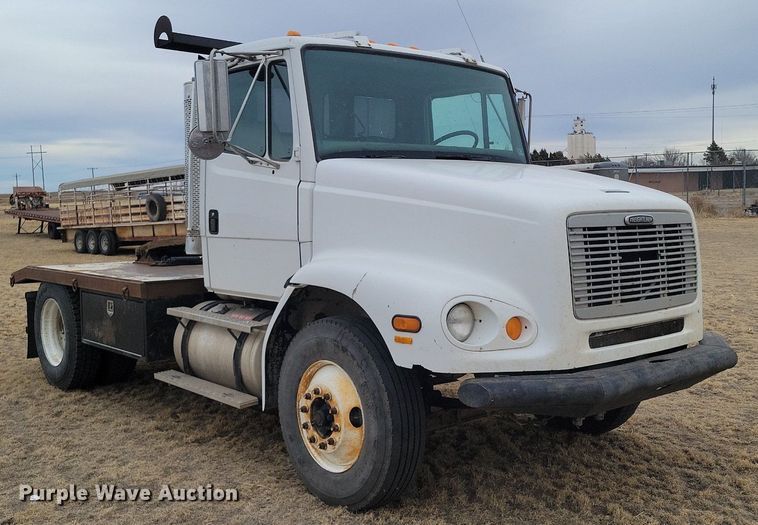image for item LG9400 2004 Freightliner  flatbed truck