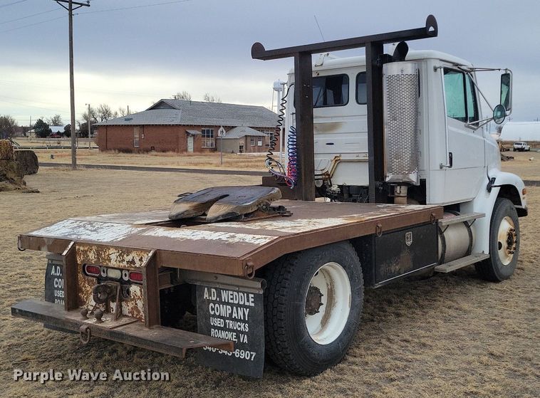 image for item LG9400 2004 Freightliner  flatbed truck