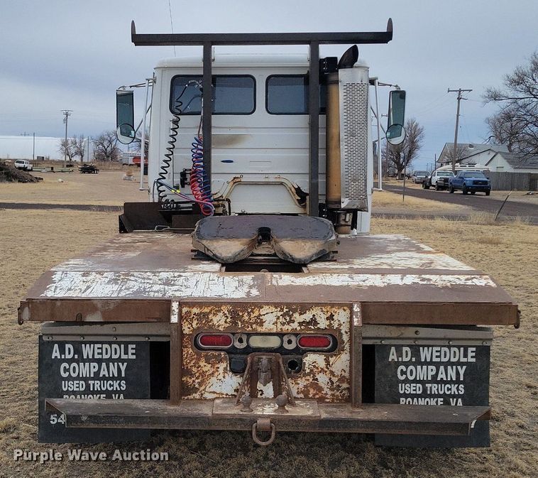 image for item LG9400 2004 Freightliner  flatbed truck