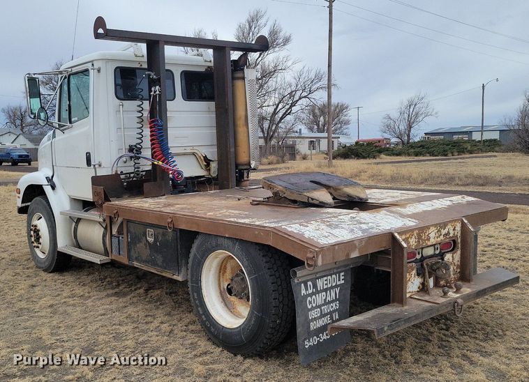 image for item LG9400 2004 Freightliner  flatbed truck