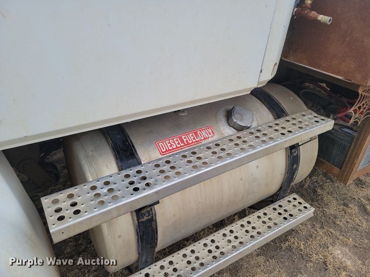 image for item LG9400 2004 Freightliner  flatbed truck