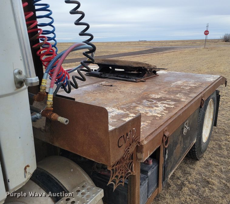 image for item LG9400 2004 Freightliner  flatbed truck