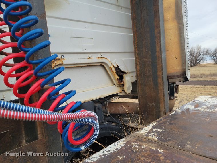 image for item LG9400 2004 Freightliner  flatbed truck