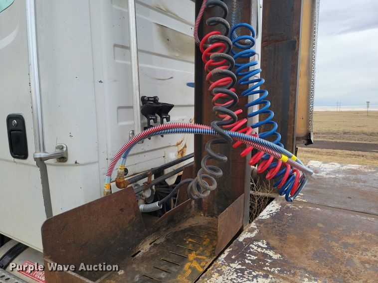 image for item LG9400 2004 Freightliner  flatbed truck