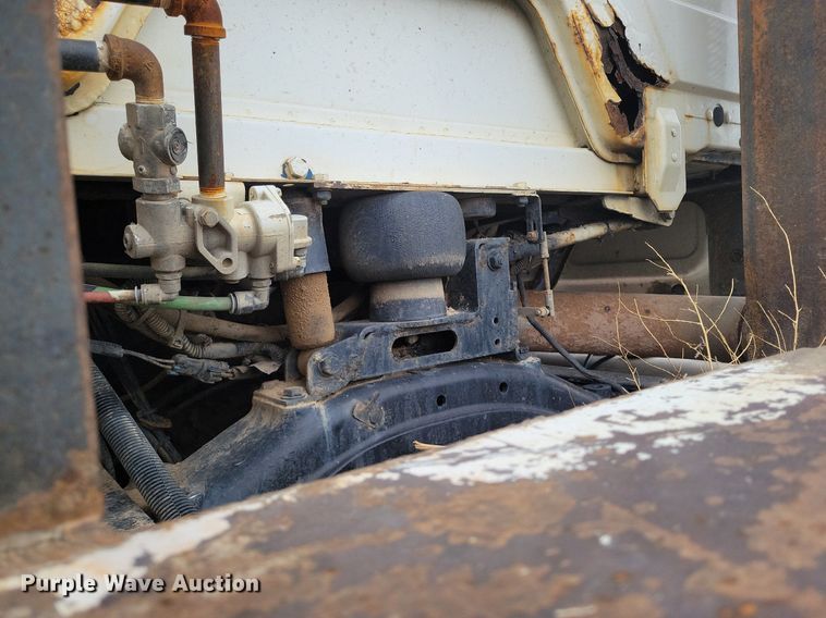 image for item LG9400 2004 Freightliner  flatbed truck