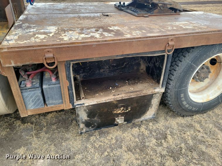 image for item LG9400 2004 Freightliner  flatbed truck