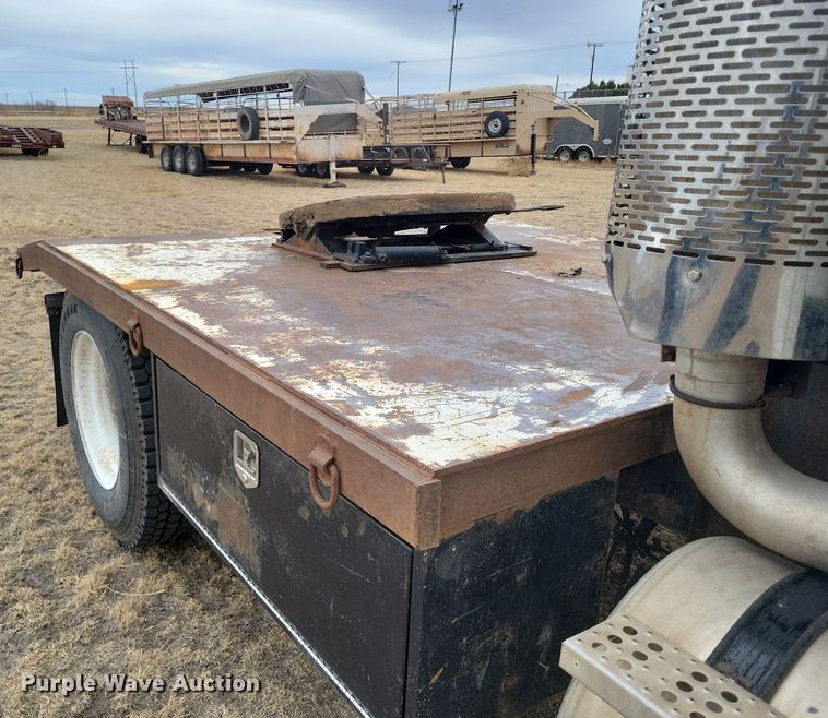 image for item LG9400 2004 Freightliner  flatbed truck