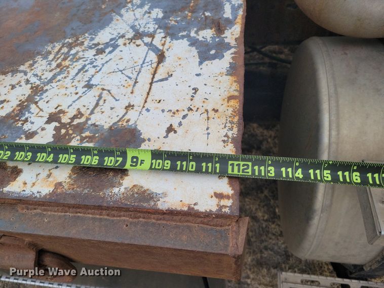 image for item LG9400 2004 Freightliner  flatbed truck