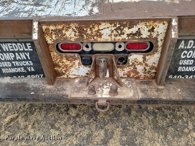 image for item LG9400 2004 Freightliner  flatbed truck