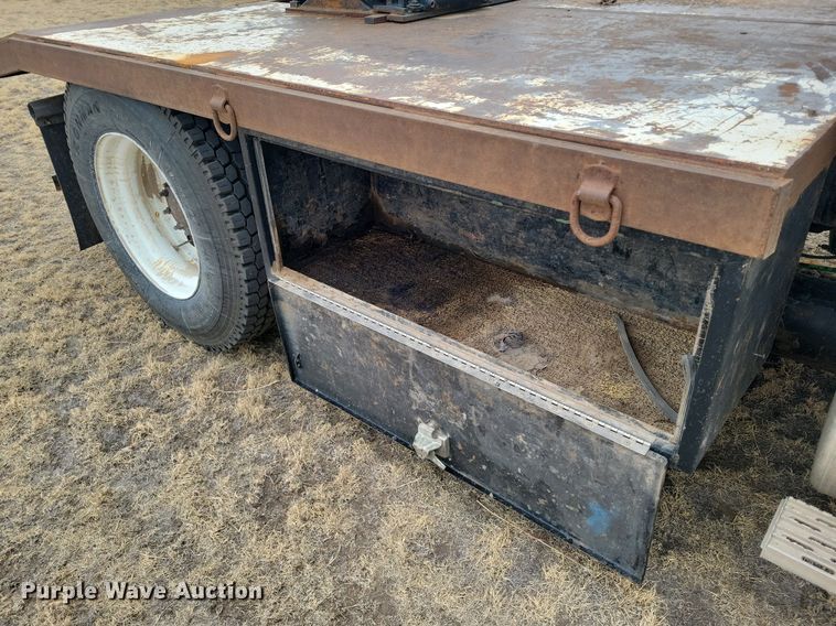 image for item LG9400 2004 Freightliner  flatbed truck