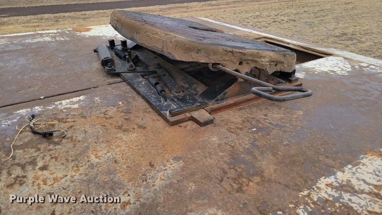 image for item LG9400 2004 Freightliner  flatbed truck