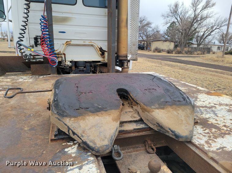 image for item LG9400 2004 Freightliner  flatbed truck