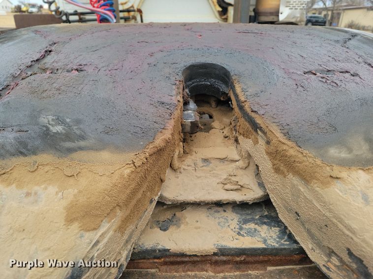 image for item LG9400 2004 Freightliner  flatbed truck