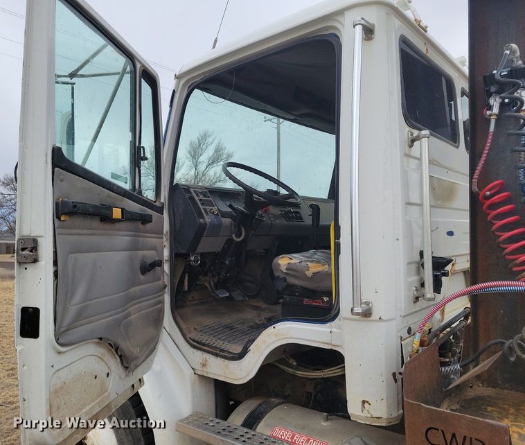 image for item LG9400 2004 Freightliner  flatbed truck