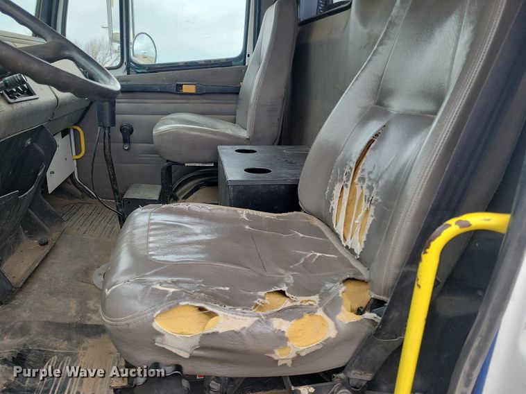 image for item LG9400 2004 Freightliner  flatbed truck