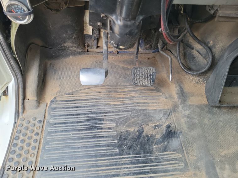 image for item LG9400 2004 Freightliner  flatbed truck