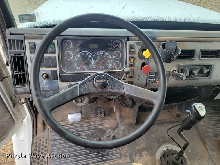 image for item LG9400 2004 Freightliner  flatbed truck