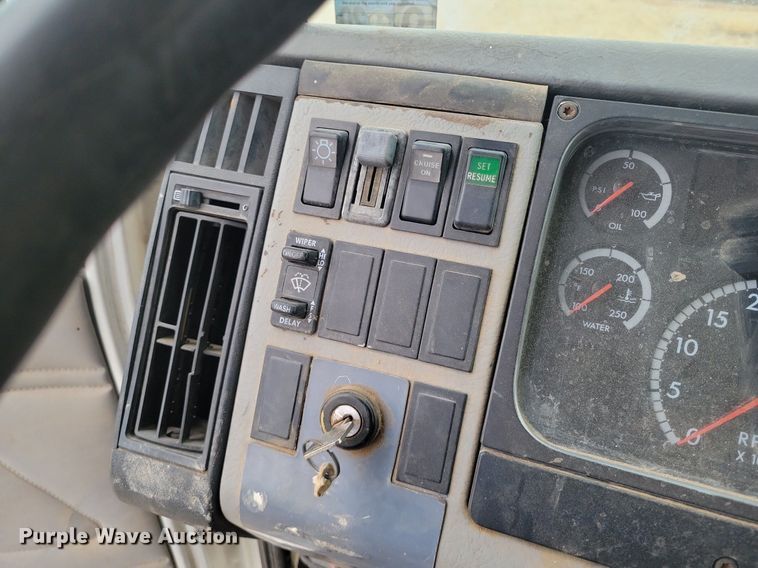 image for item LG9400 2004 Freightliner  flatbed truck