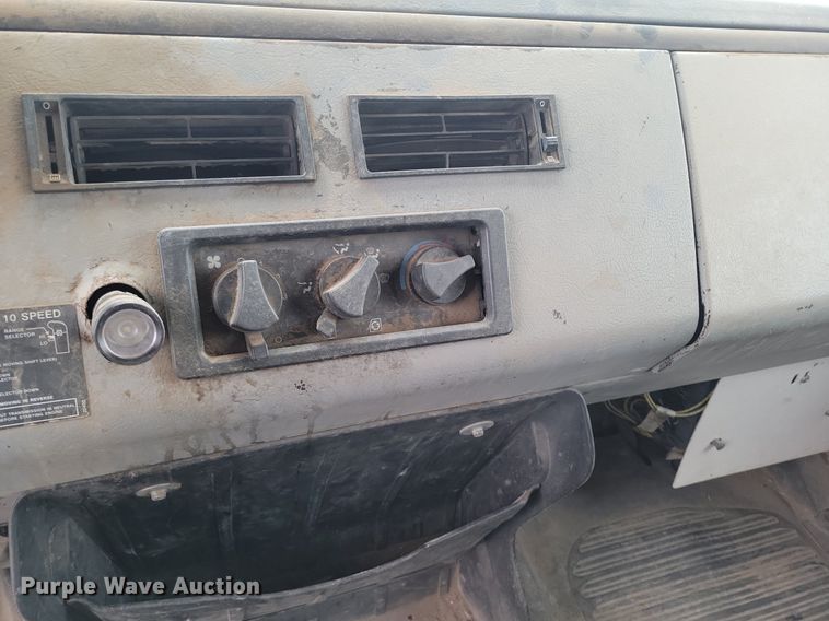 image for item LG9400 2004 Freightliner  flatbed truck