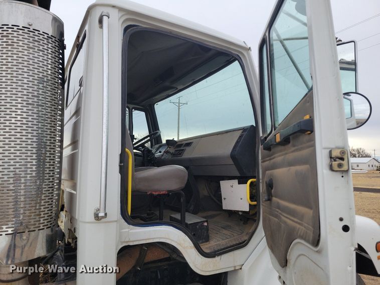 image for item LG9400 2004 Freightliner  flatbed truck