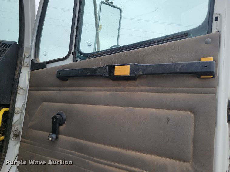 image for item LG9400 2004 Freightliner  flatbed truck