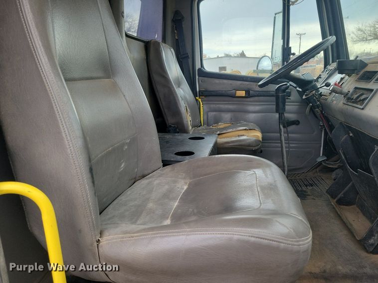 image for item LG9400 2004 Freightliner  flatbed truck