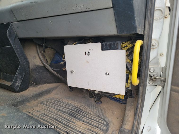 image for item LG9400 2004 Freightliner  flatbed truck