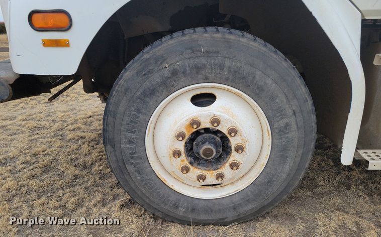 image for item LG9400 2004 Freightliner  flatbed truck