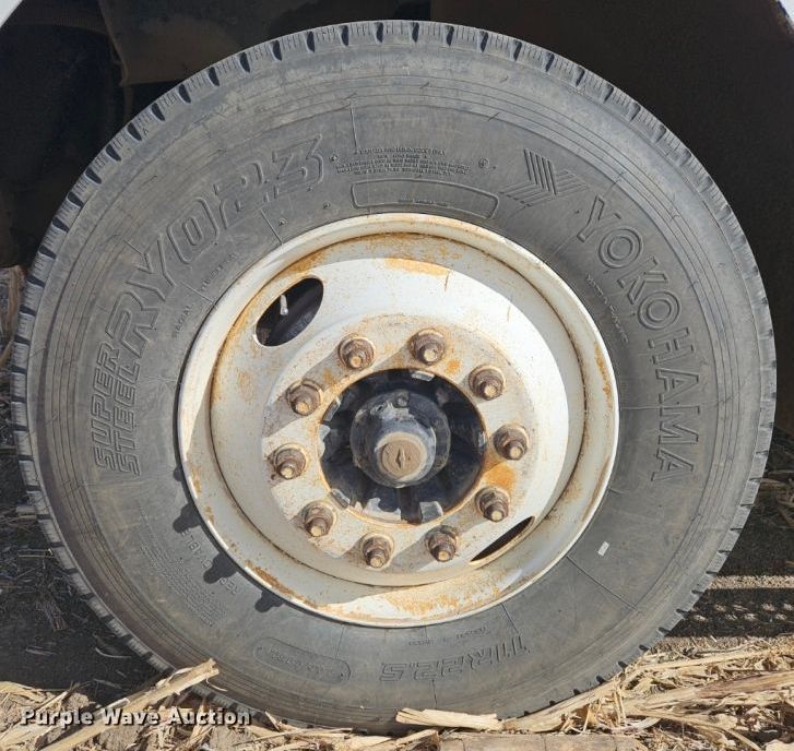 image for item LG9400 2004 Freightliner  flatbed truck