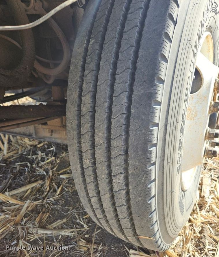 image for item LG9400 2004 Freightliner  flatbed truck