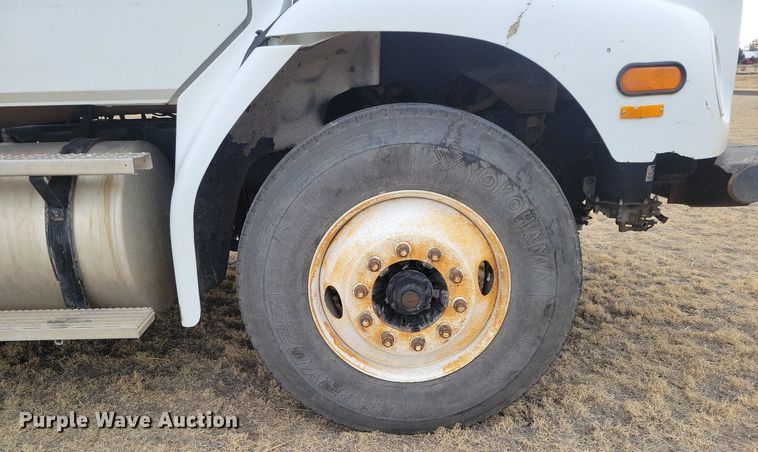 image for item LG9400 2004 Freightliner  flatbed truck