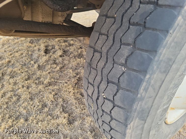 image for item LG9400 2004 Freightliner  flatbed truck