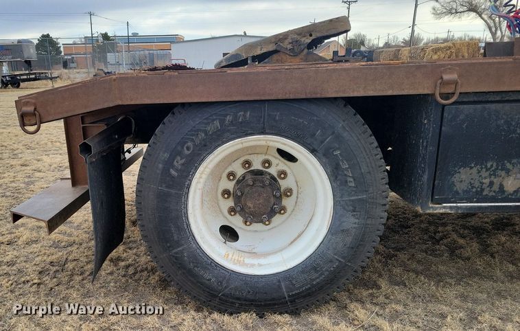 image for item LG9400 2004 Freightliner  flatbed truck