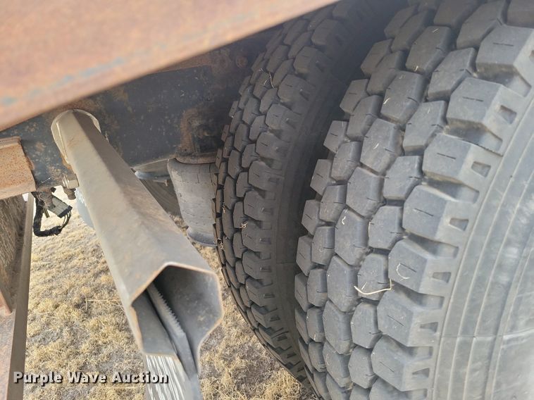 image for item LG9400 2004 Freightliner  flatbed truck