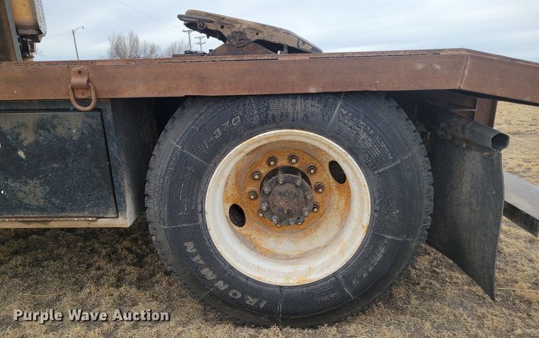 image for item LG9400 2004 Freightliner  flatbed truck