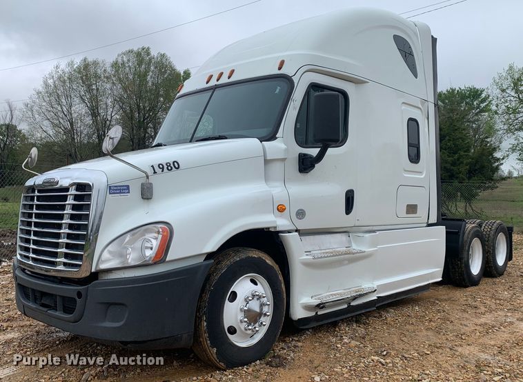 image for item LI9161 2016 Freightliner Cascadia  semi truck