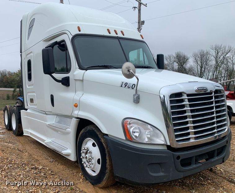 image for item LI9161 2016 Freightliner Cascadia  semi truck