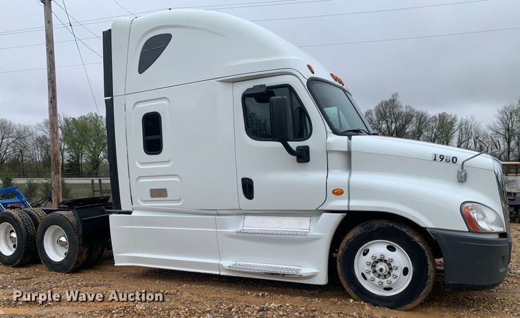 image for item LI9161 2016 Freightliner Cascadia  semi truck