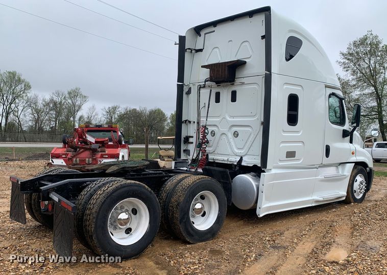 image for item LI9161 2016 Freightliner Cascadia  semi truck