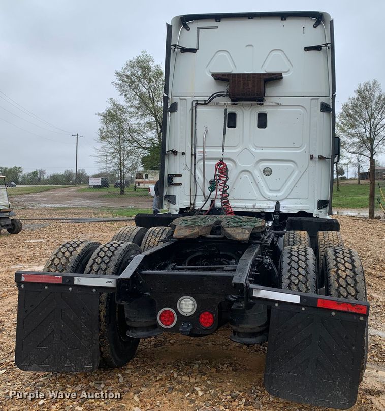 image for item LI9161 2016 Freightliner Cascadia  semi truck