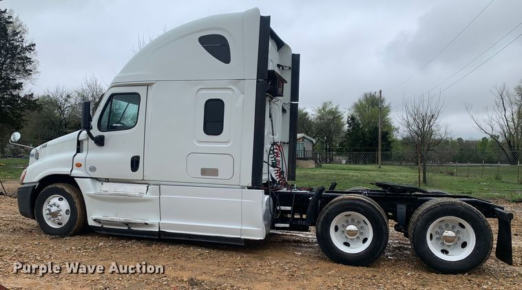 image for item LI9161 2016 Freightliner Cascadia  semi truck