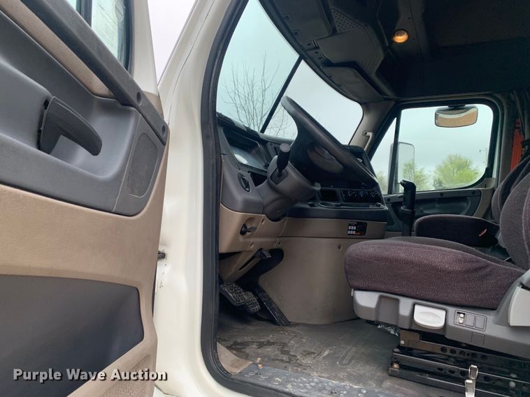 image for item LI9161 2016 Freightliner Cascadia  semi truck