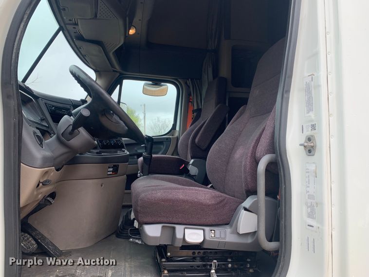 image for item LI9161 2016 Freightliner Cascadia  semi truck