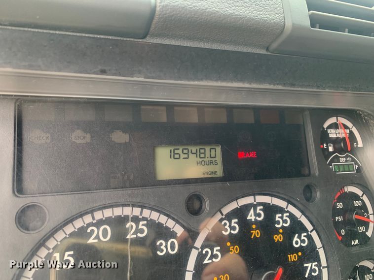 image for item LI9161 2016 Freightliner Cascadia  semi truck