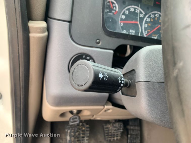 image for item LI9161 2016 Freightliner Cascadia  semi truck