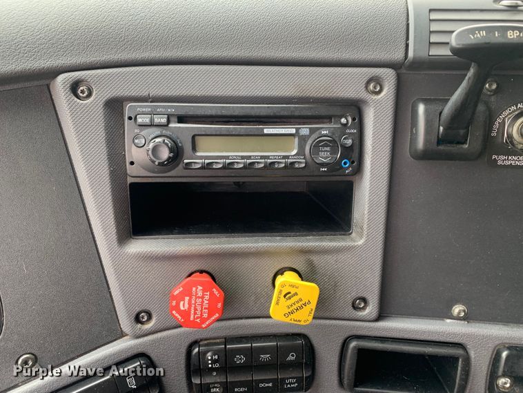 image for item LI9161 2016 Freightliner Cascadia  semi truck